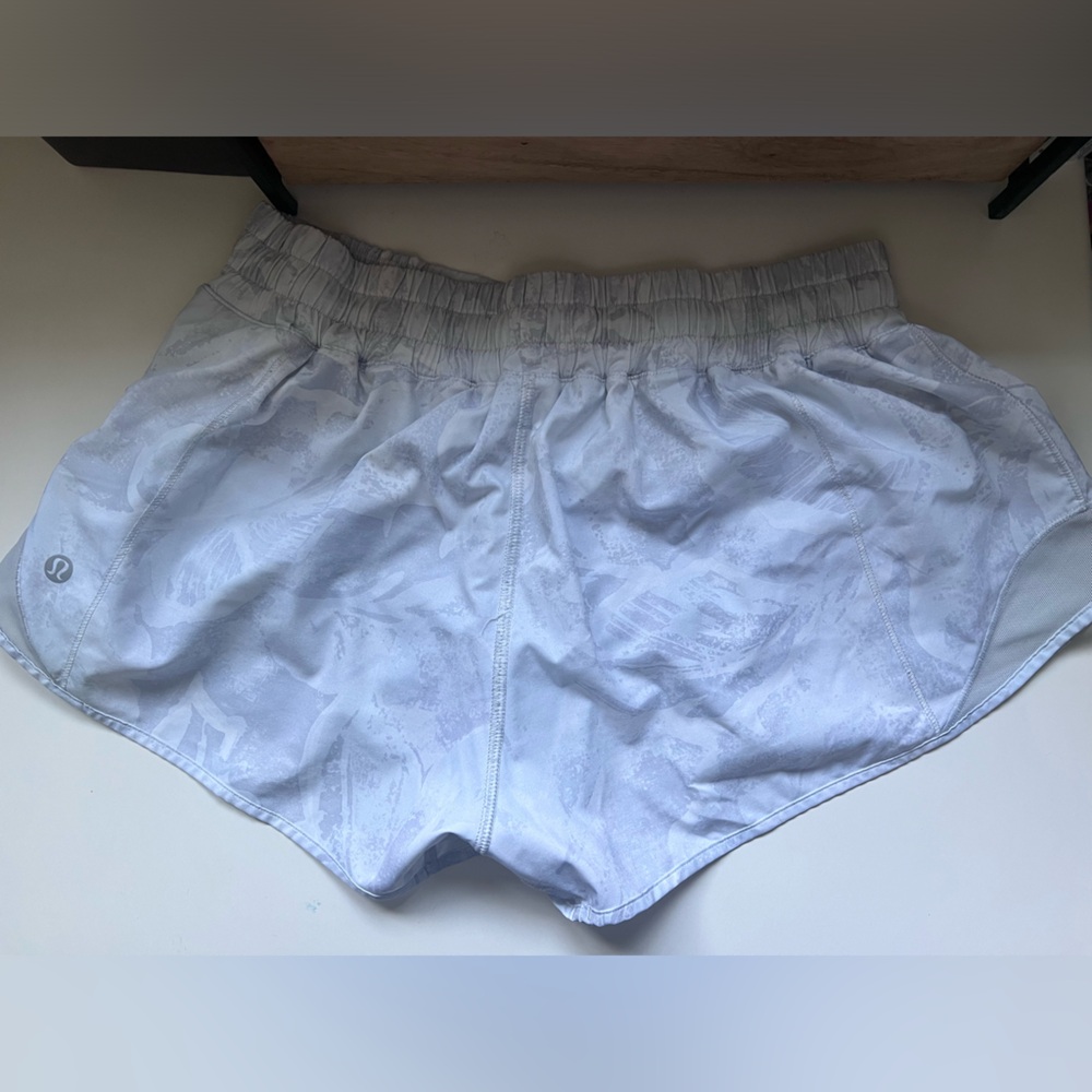 Lululemon Hotty Hot 2.5” white shorts (low rise)